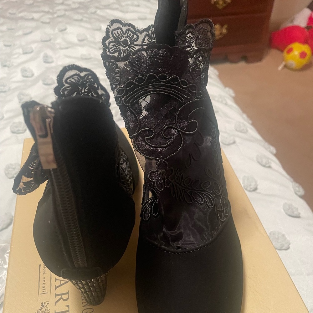 Shoes - Picture 14 of 16